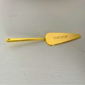 Truly Cake Scoop